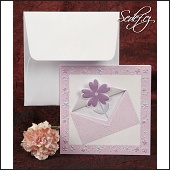 Růžové svatební oznámení s fialovou kytkou prostrčenou skrze vyseklou klopu obálky