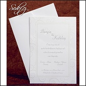 Světlé svatební oznámení karta s ozdobným rámečkem