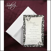 Černě rámované svatební oznámení s ornamenty na stříbřitě perleťové kartě