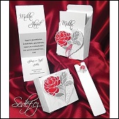 Svatební oznámení v krabiče s červenou květinou