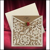 Svatební oznámení s jemně květinami zdobenou laserem vyřezávanou kapsou a textovou kartou z recyklovaného papíru vzor 2676