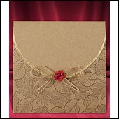Dvoudílné podzimní svatební oznámení s přebalem ve tvaru obálky z recyklovaného papíru a s rudou květinkou na režné mašličce vzor 2691