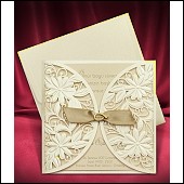 Svatební oznámení s textovou kartou umístěnou ve zlatavě perleťovém ozdobném otevíracím přebalu s mašličkou vzor 3695