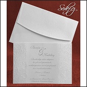 Stříbřitě perleťové svatební oznámení s květinovou výzdobou po obou stranách obdélníkové karty