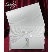 Bělavě perleťové svatební oznámení s průhlednou oponou a měňavou fólií natištěným párem v objetí je doplněné nalepenou mašličkou