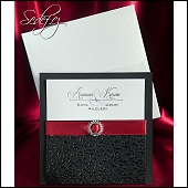 Svatební oznámení s černou zdobenou kapsou a rudou stuhou se sponou