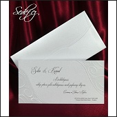 Stříbřitě perleťové jednodílné svatební oznámení ve formě slepotiskovými ornamenty zdobené karty