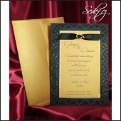 Černo zlaté luxusní svatební oznámení se stuhou a zlatou ozdobou, zdobené lesklým potiskovaným rámečkem