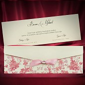 Dvoudílné svatební oznámení s růžovými květy natištěnými na předávací obálce a růžovou stužkou se stříbrnou podkůvkou vzor 5492